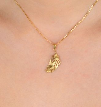 Złota zawieszka pióro z dodatkiem białego złota próba 333, ZA 4375. Ta elegancka zawieszka w kształcie pióra symbolizuje lekkość, wolność i elegancję. Idealna na prezent – pasuje do wielu okazji i stylizacji, dodając im (5).JPG